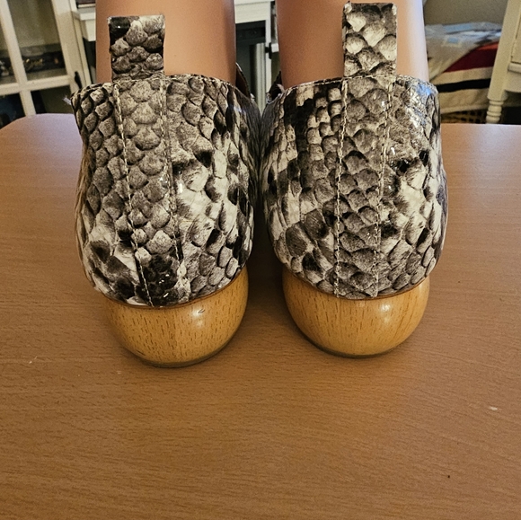 JEFFREY CAMPBELL Super Cute faux Reptile Print Black Gray w/Round Wood Heel 10 - Picture 3 of 6
